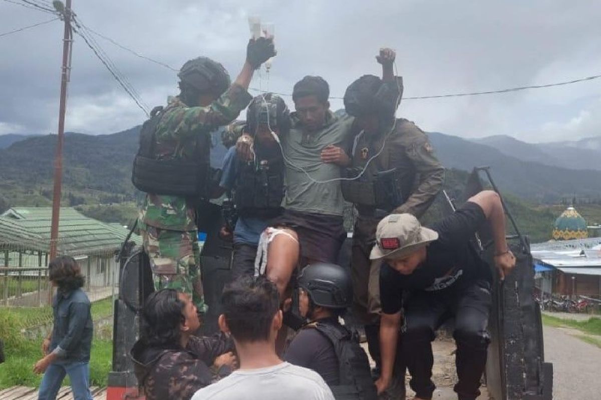 Seorang prajurit TNI  tertembak saat patroli diserang KKB