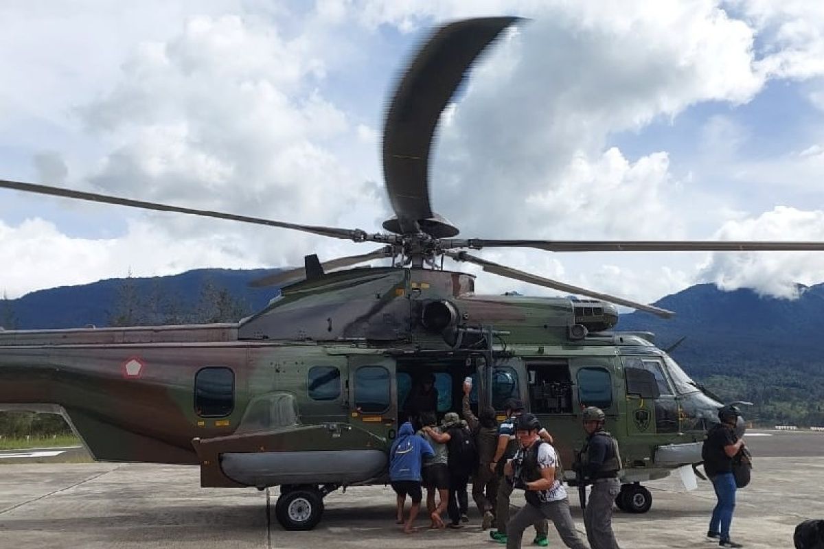 Prajurit korban penembakan KKB dievakuasi ke Timika Papua