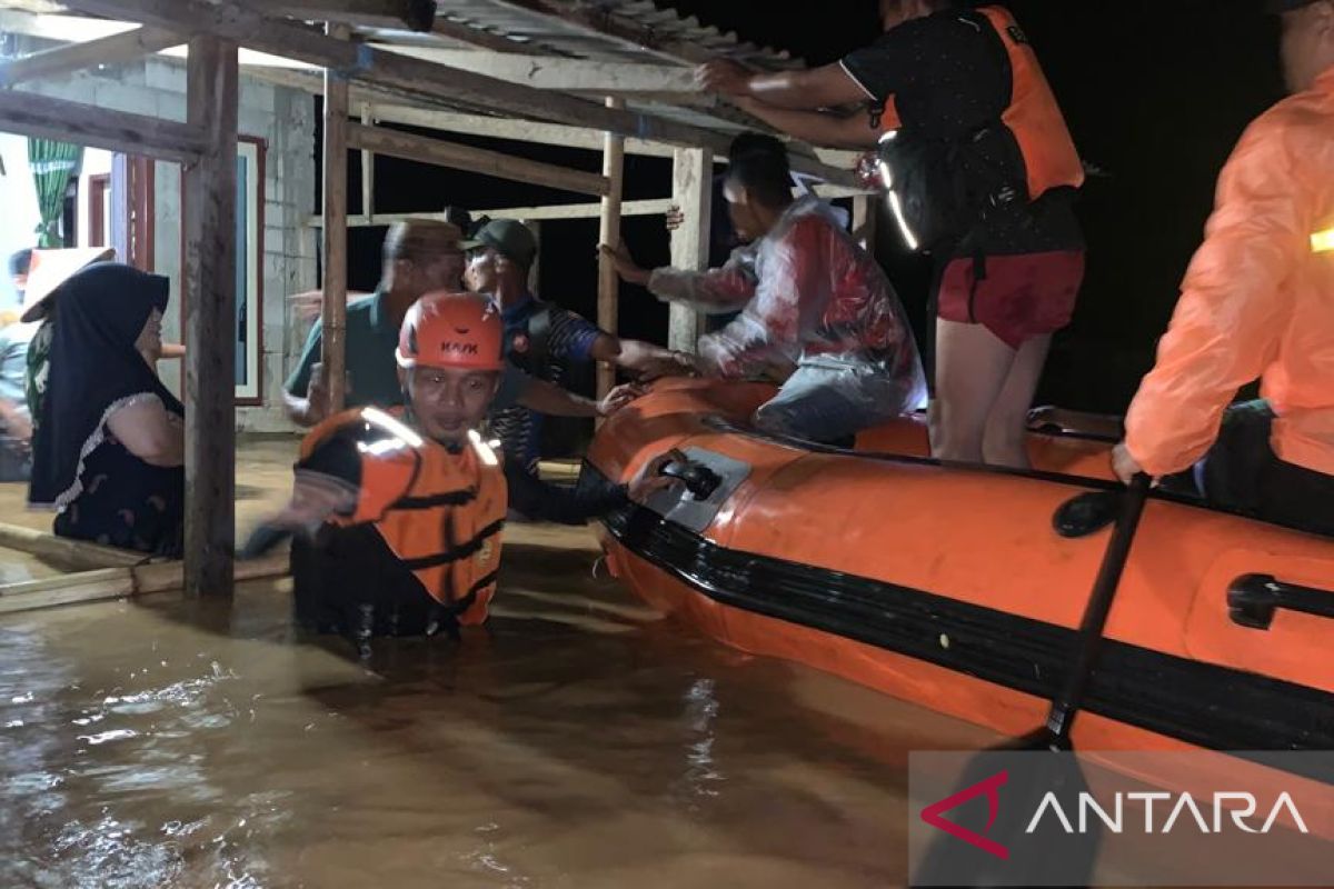 Tim SAR Gorontalo Utara mulai evakuasi warga korban banjir
