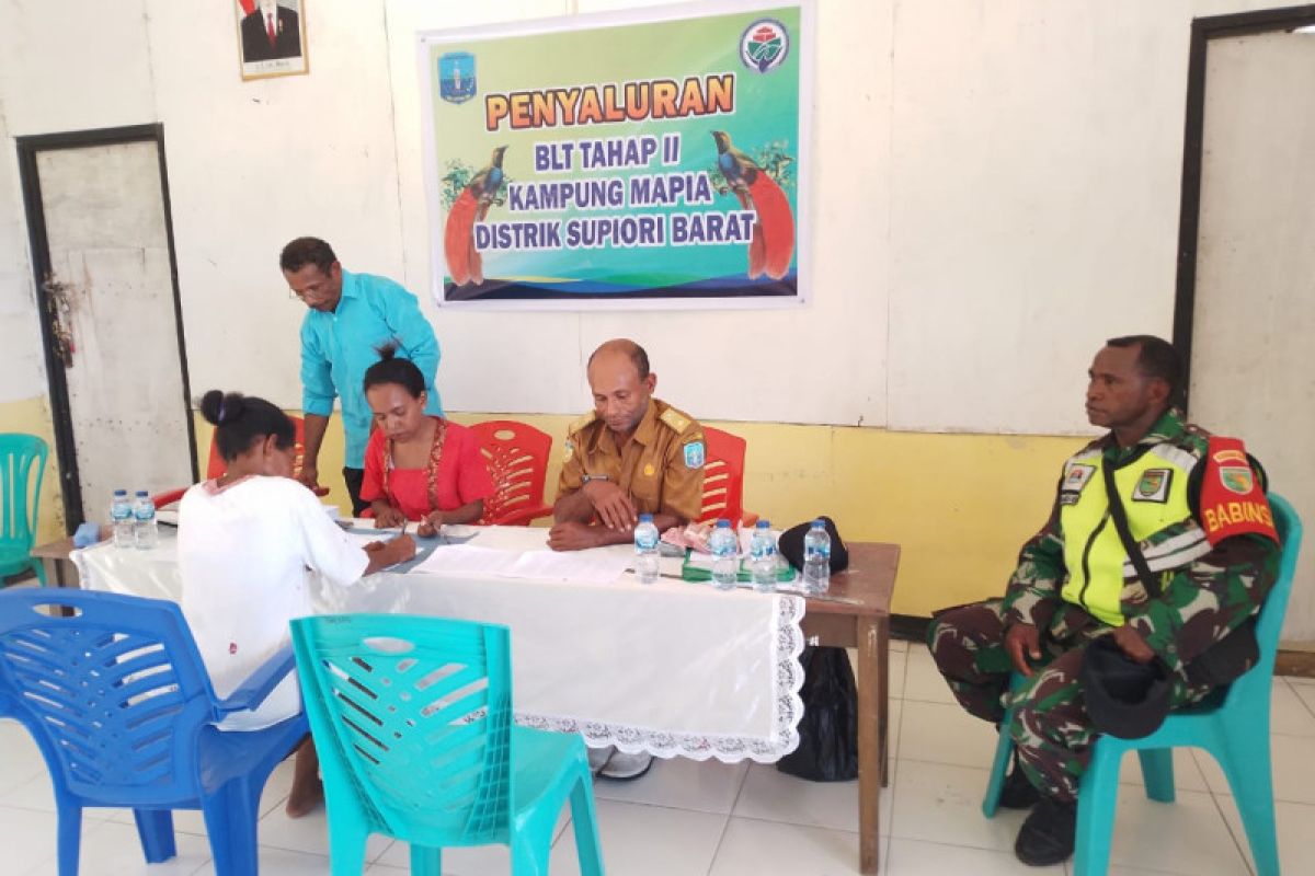 Babinsa lakukan pengawasan pembagian BLT tahap II di Kepulauan Mapia
