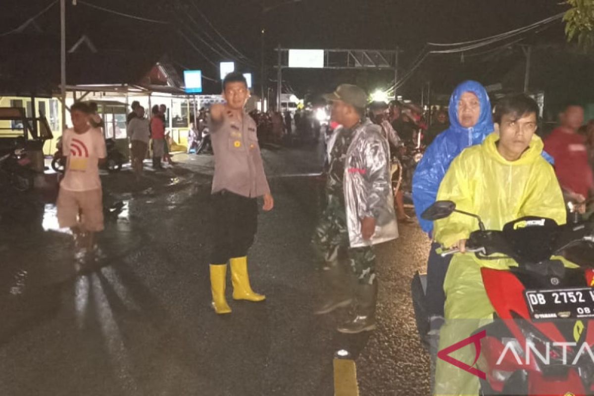 Polres Gorontalo Utara atur lalu lintas terdampak banjir