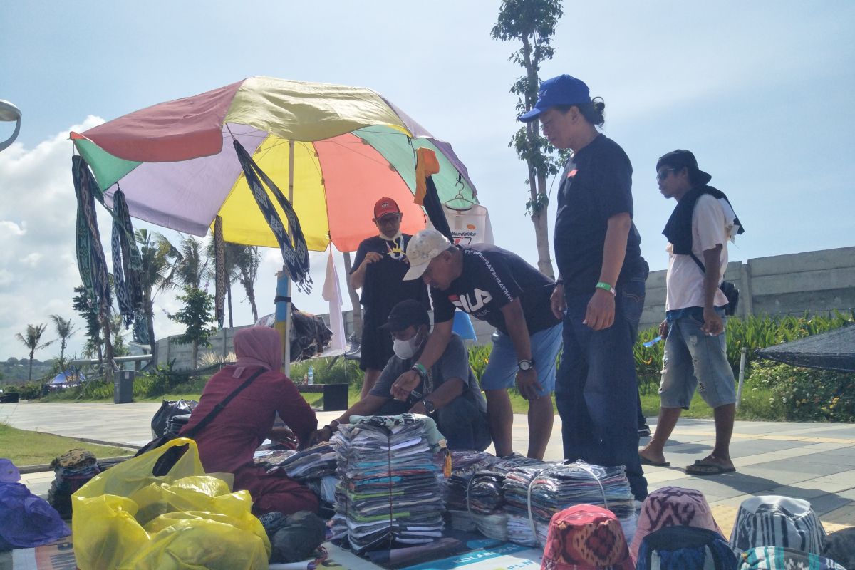 Penjual baju kaos di WSBK raup rezeki