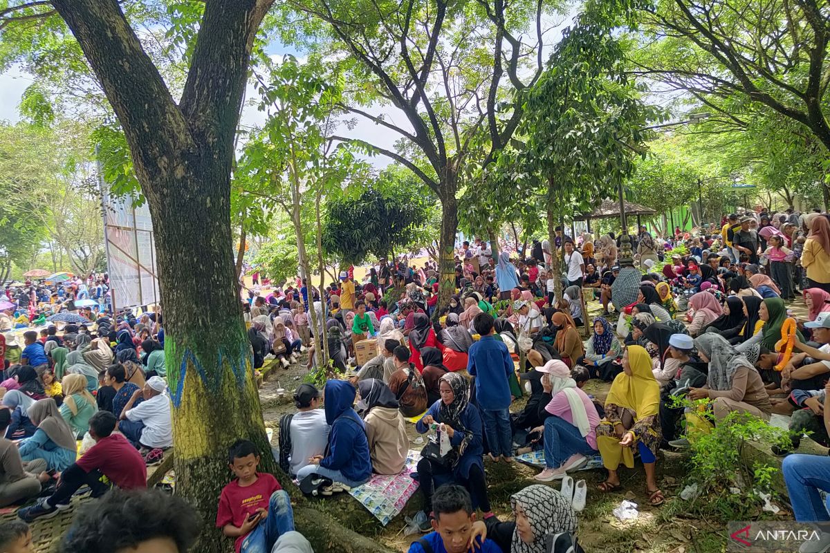 10.000 warga Tapin antusias ikut jalan santai berhadiah
