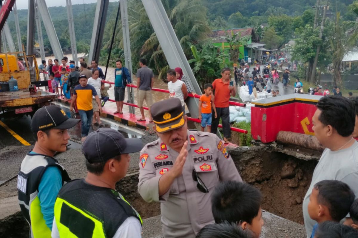 Polisi imbau warga Bengkulu tidak ke Lampung akibat jembatan ambruk