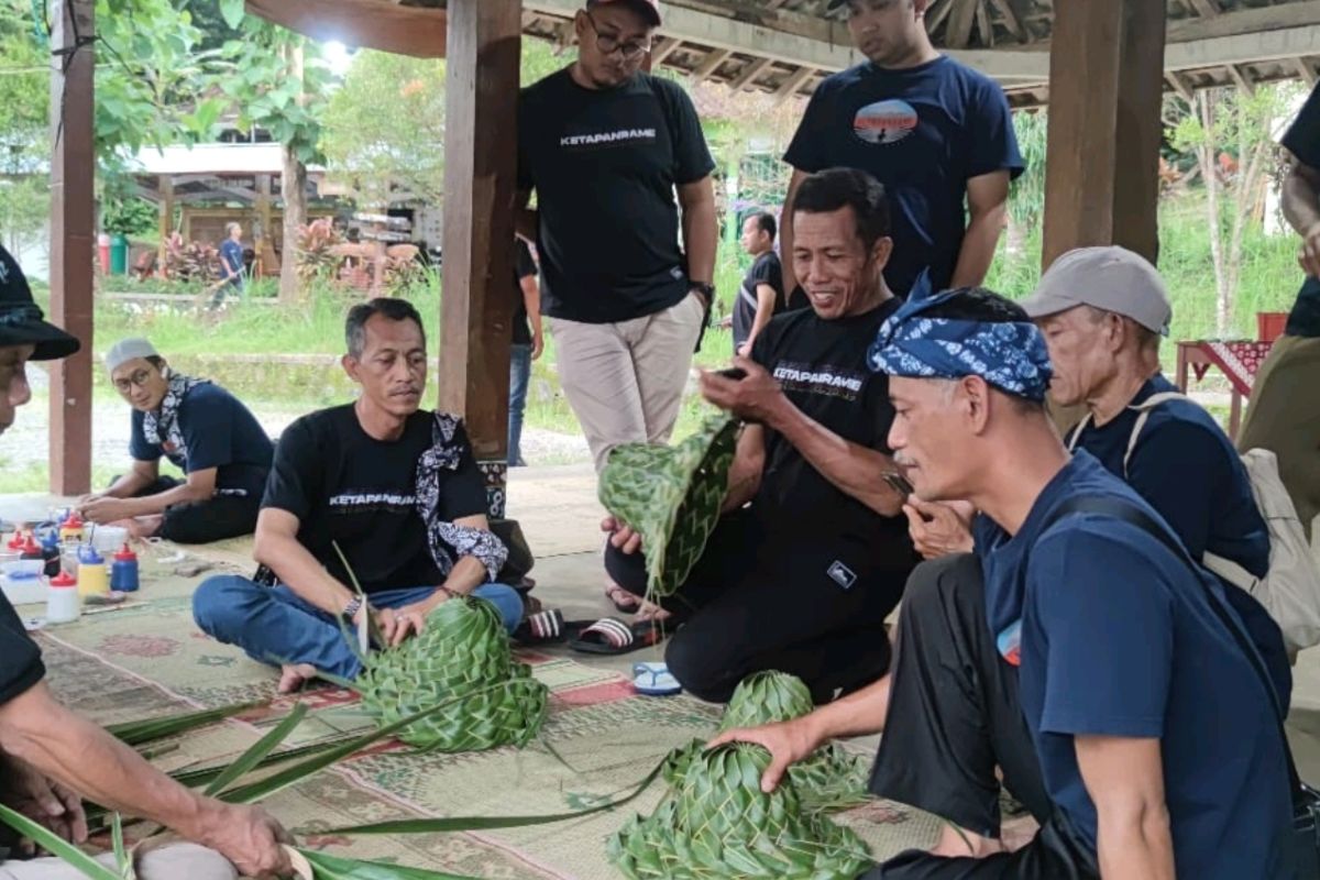 Ubaya ajak perangkat Desa Ketapanrame studi banding ke Yogyakarta
