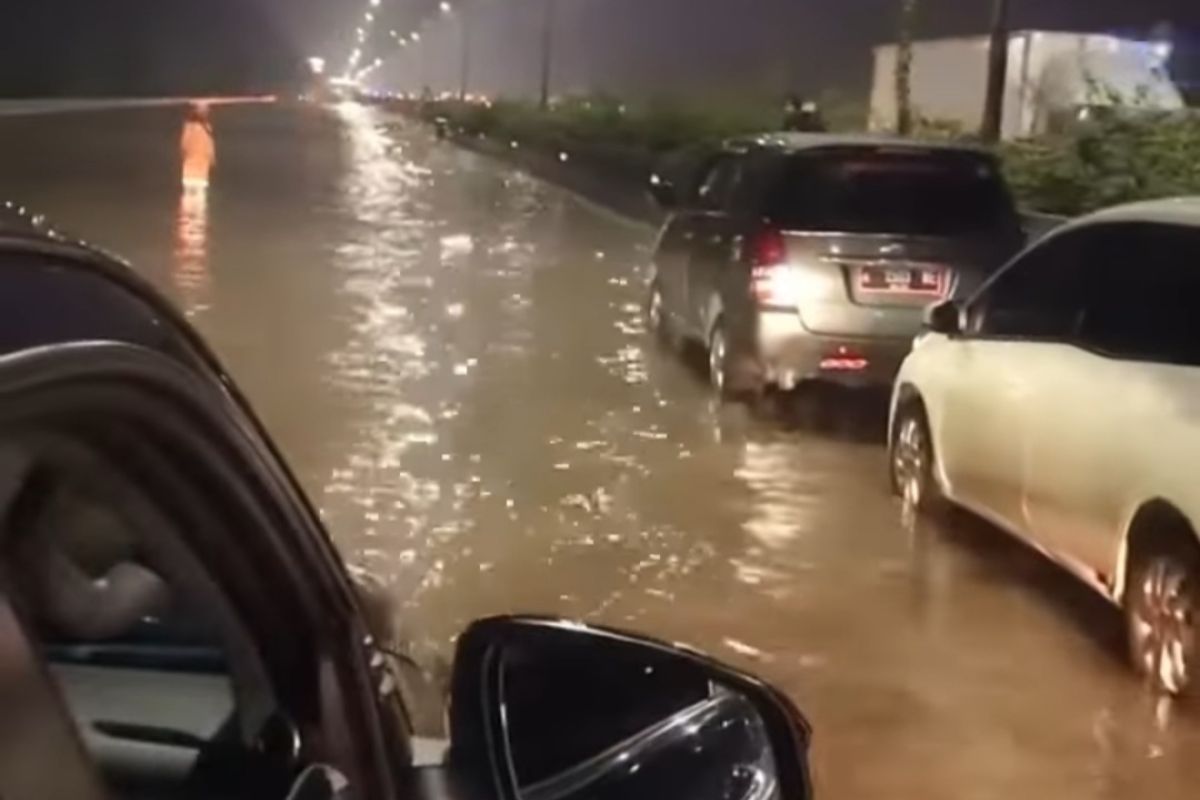 Banjir tol Jakarta-Merak di km 24 akibat luapan Sungai Sabi Tangerang