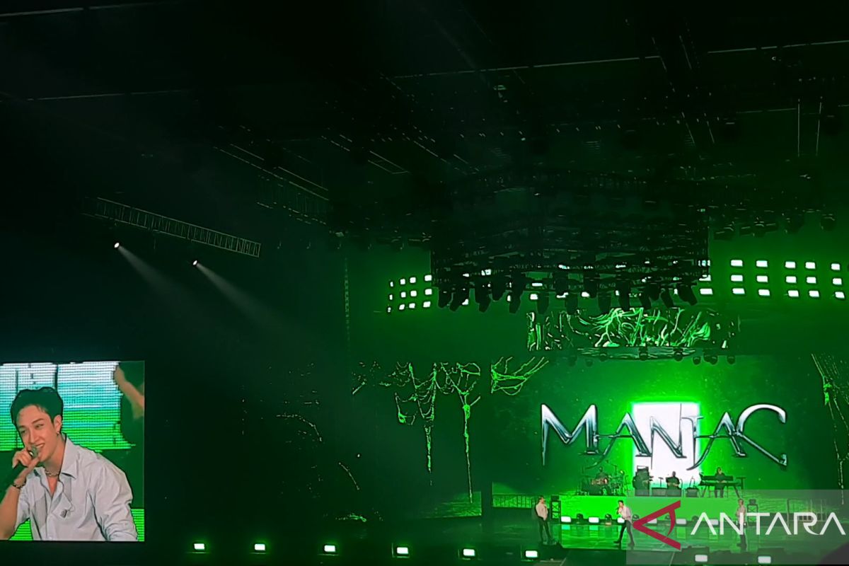 Bang Chan Stray Kids bawakan "Dekat di Hati" RAN dalam konser "MANIAC"