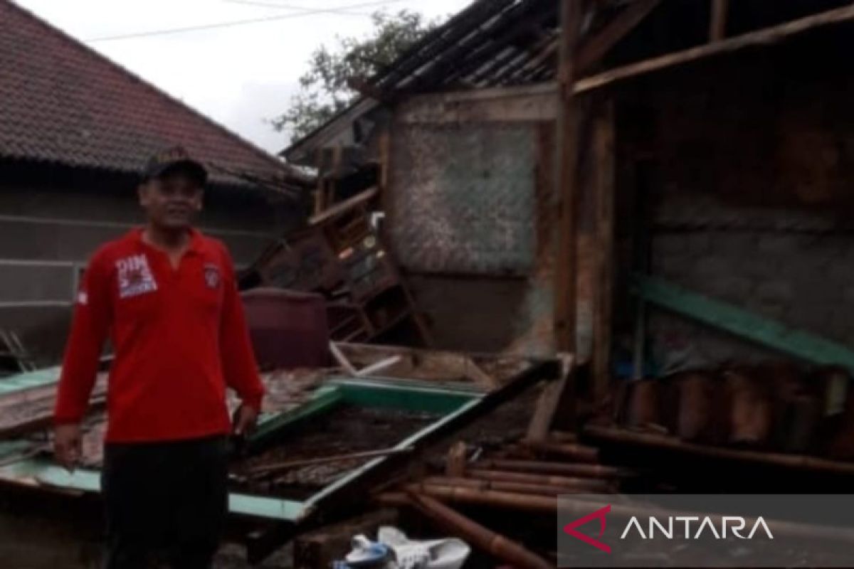 Pemkab Cianjur bantu perbaiki rumah warga rusak akibat puting beliung
