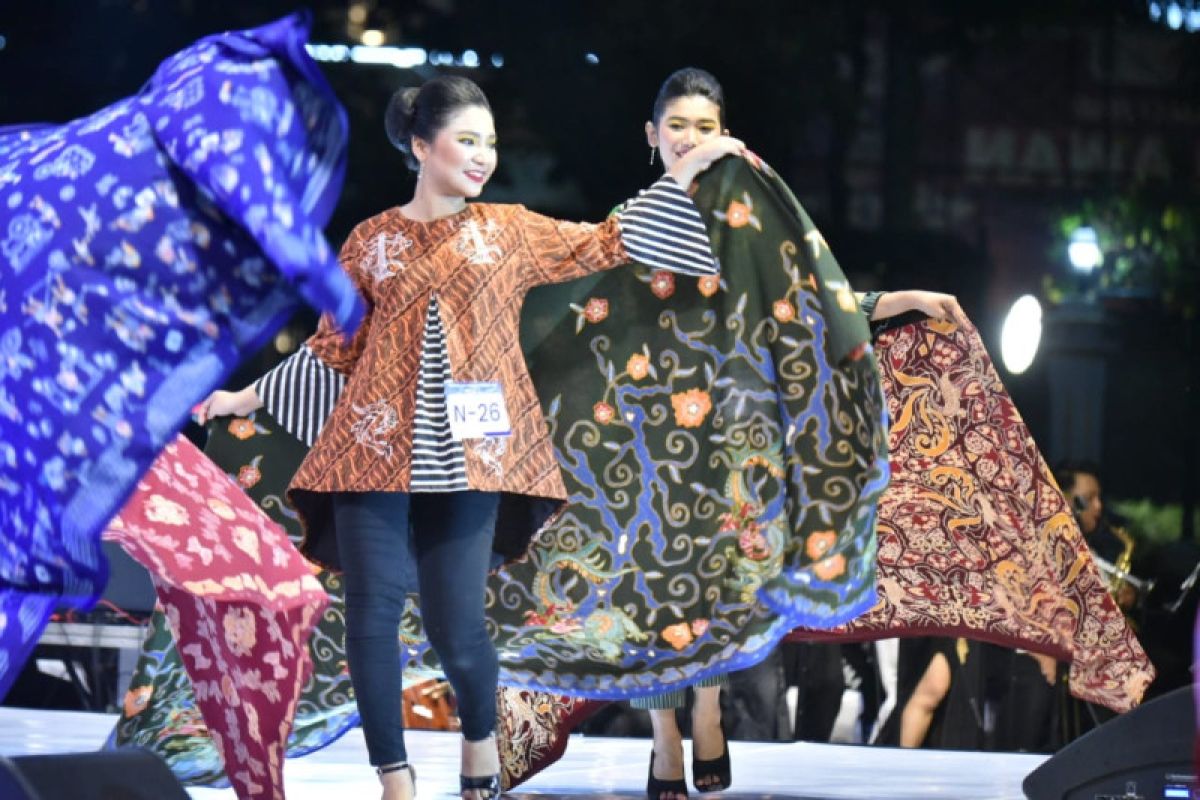 Peserta Grand Final Cak dan Ning 2022 kenalkan batik khas Kota Surabaya