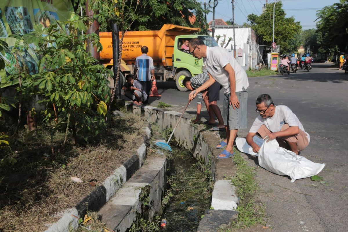 DLH Surabaya kerahkan puluhan truk angkut sampah hasil kerja bakti massal