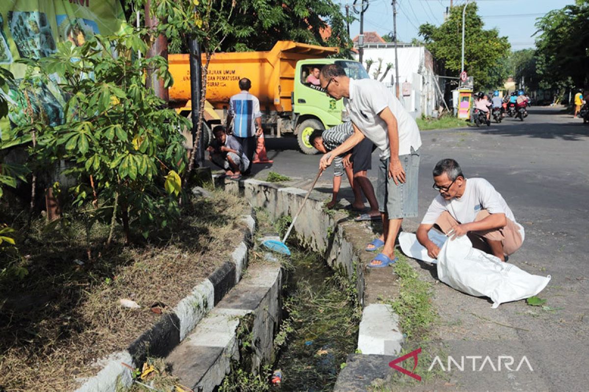 DLH Surabaya kerahkan 20 dump truck angkut sampah kerja bakti massal