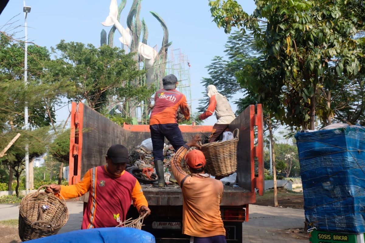 Kerja bakti bersama bersihkan saluran air digelar serentak di Kota Surabaya