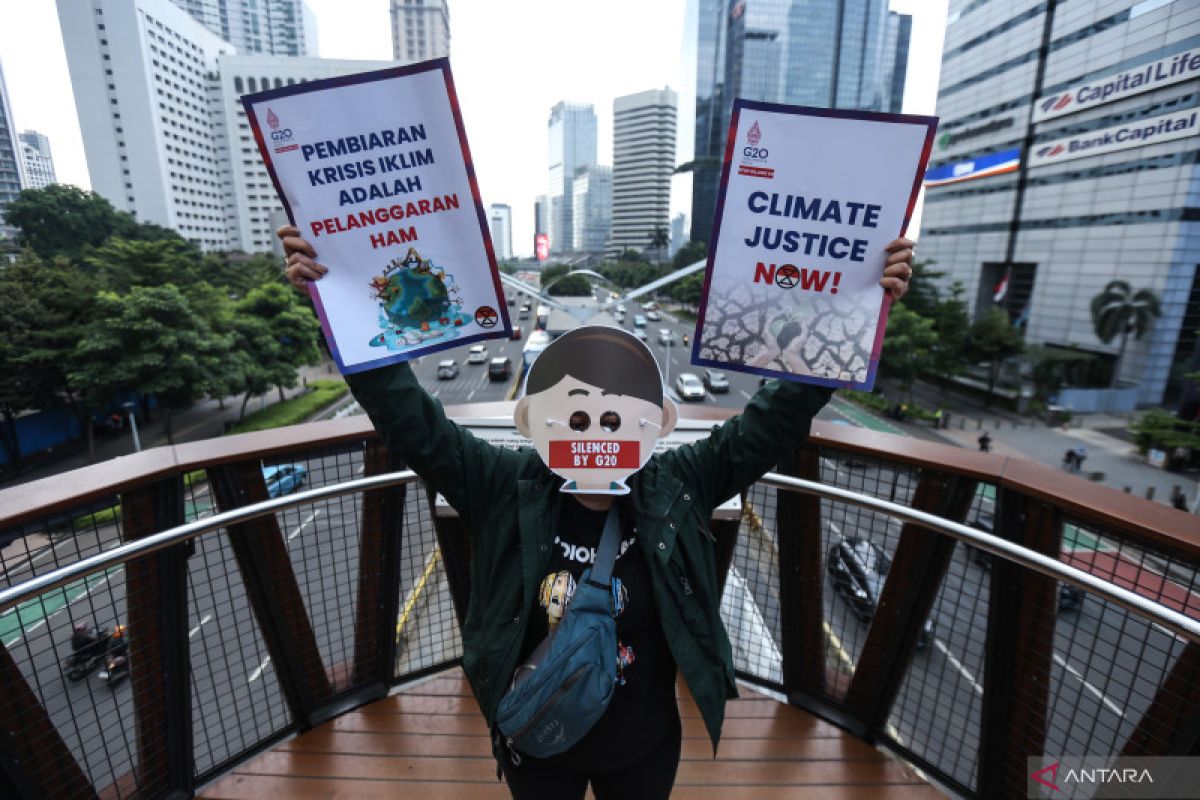 Aktivis protes bank Swiss karena berinvestasi di bahan bakar fosil