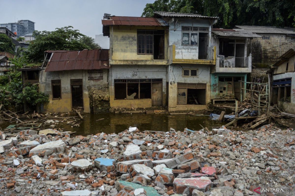 DKI kemarin, kompensasi normalisasi Ciliwung hingga operasional MRT