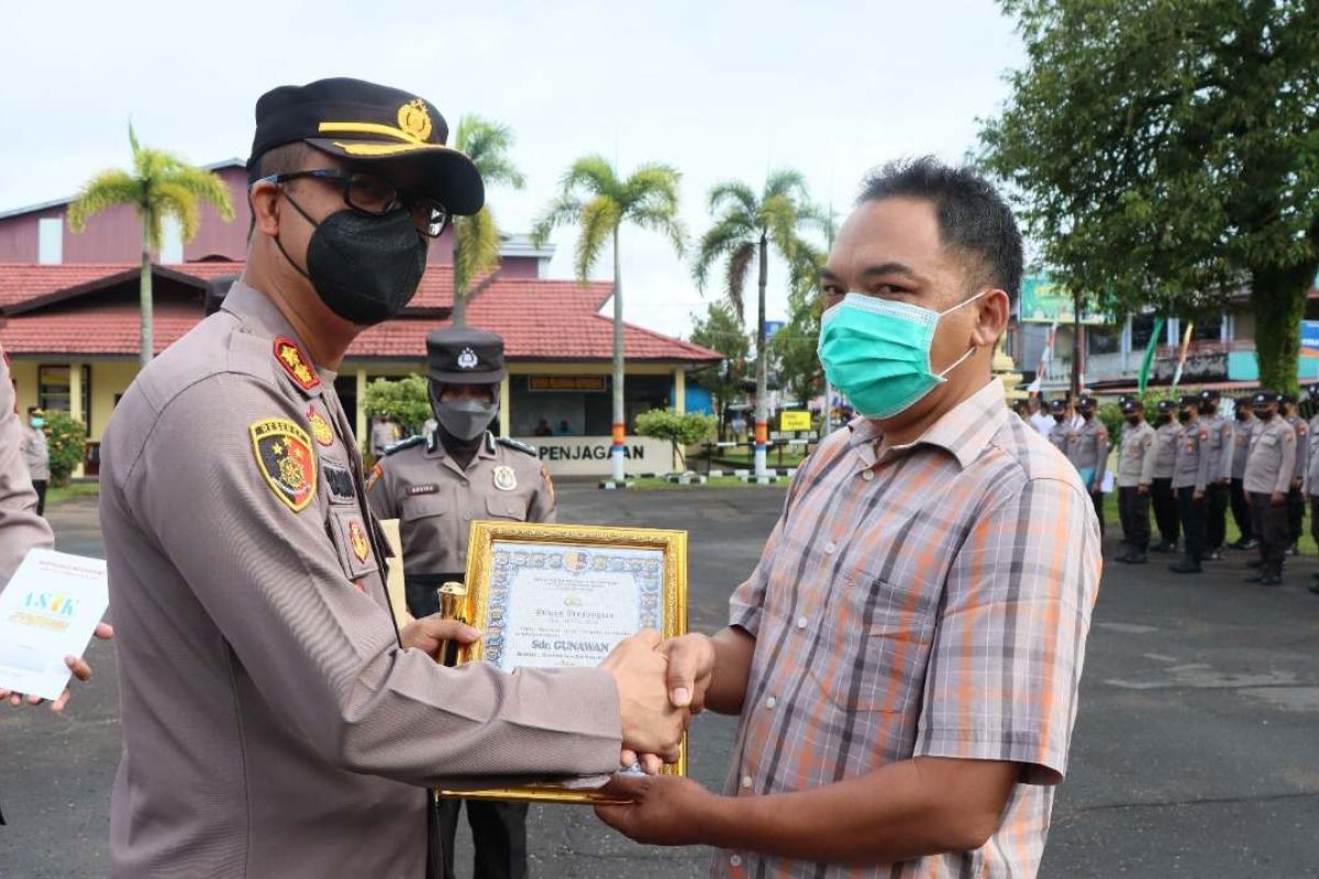 Kapolres berikan penghargaan karena selamatkan warga yang hendak bunuh diri