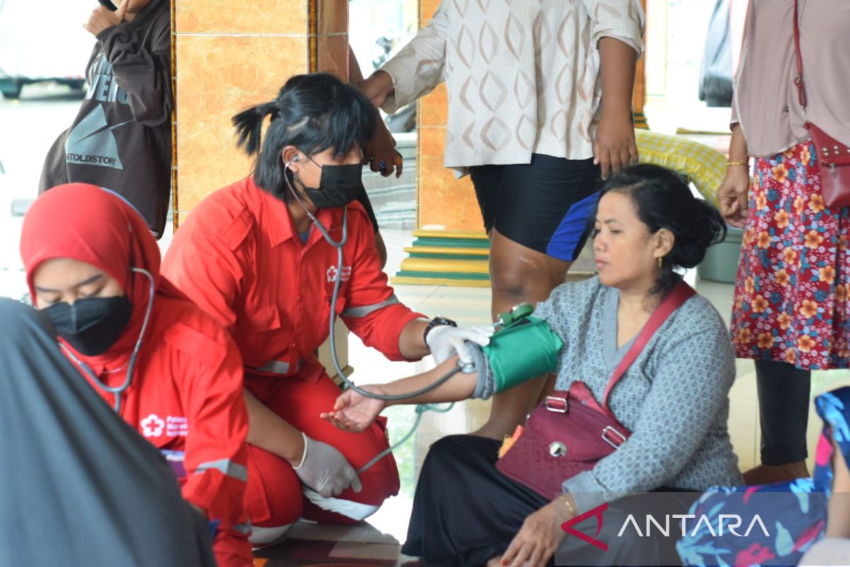Relawan PMI periksa kesehatan warga terdampak banjir Kota Tangerang