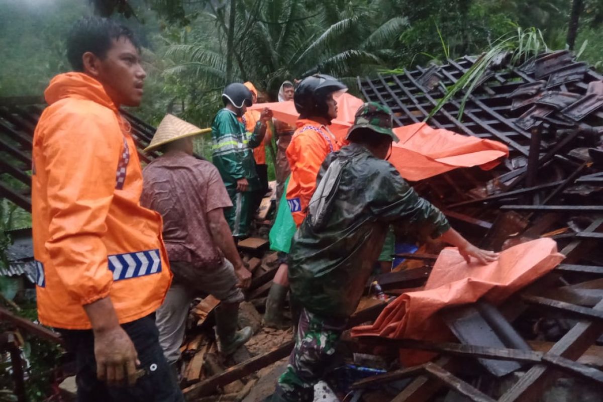 Enam orang luka akibat longsor menerjang rumah di Tulungagung