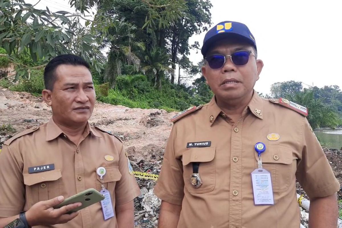 Dinas PUPR Jambi bersihkan meterial longsor Danau Sipin