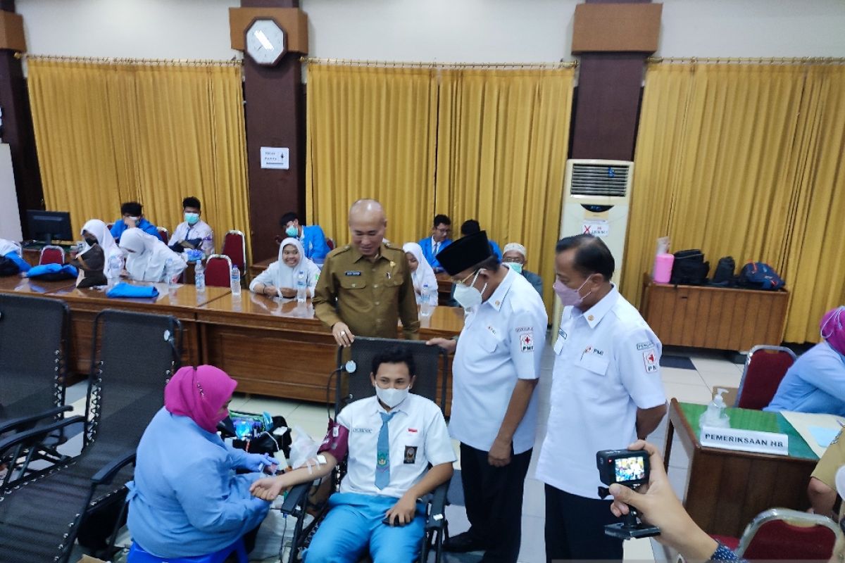 Ribuan warga ikuti kegiatan donor darah di Surabaya