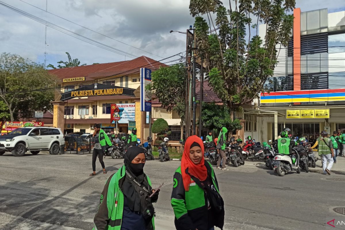Ratusan driver ojol geruduk petugas keamanan perumahan mewah di Pekanbaru, ini penyebabnya