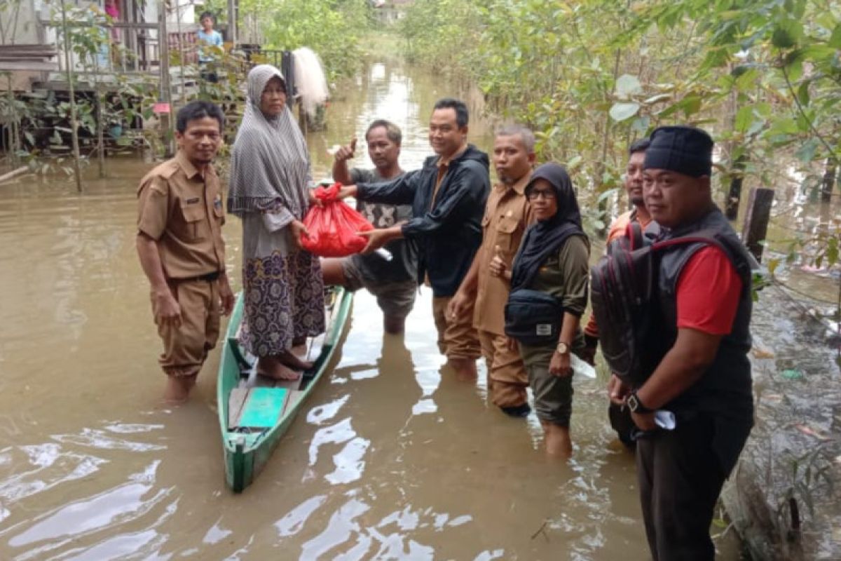 Pemkab Kapuas hulu salurkan bantuan korban banjir di Teluk Barak