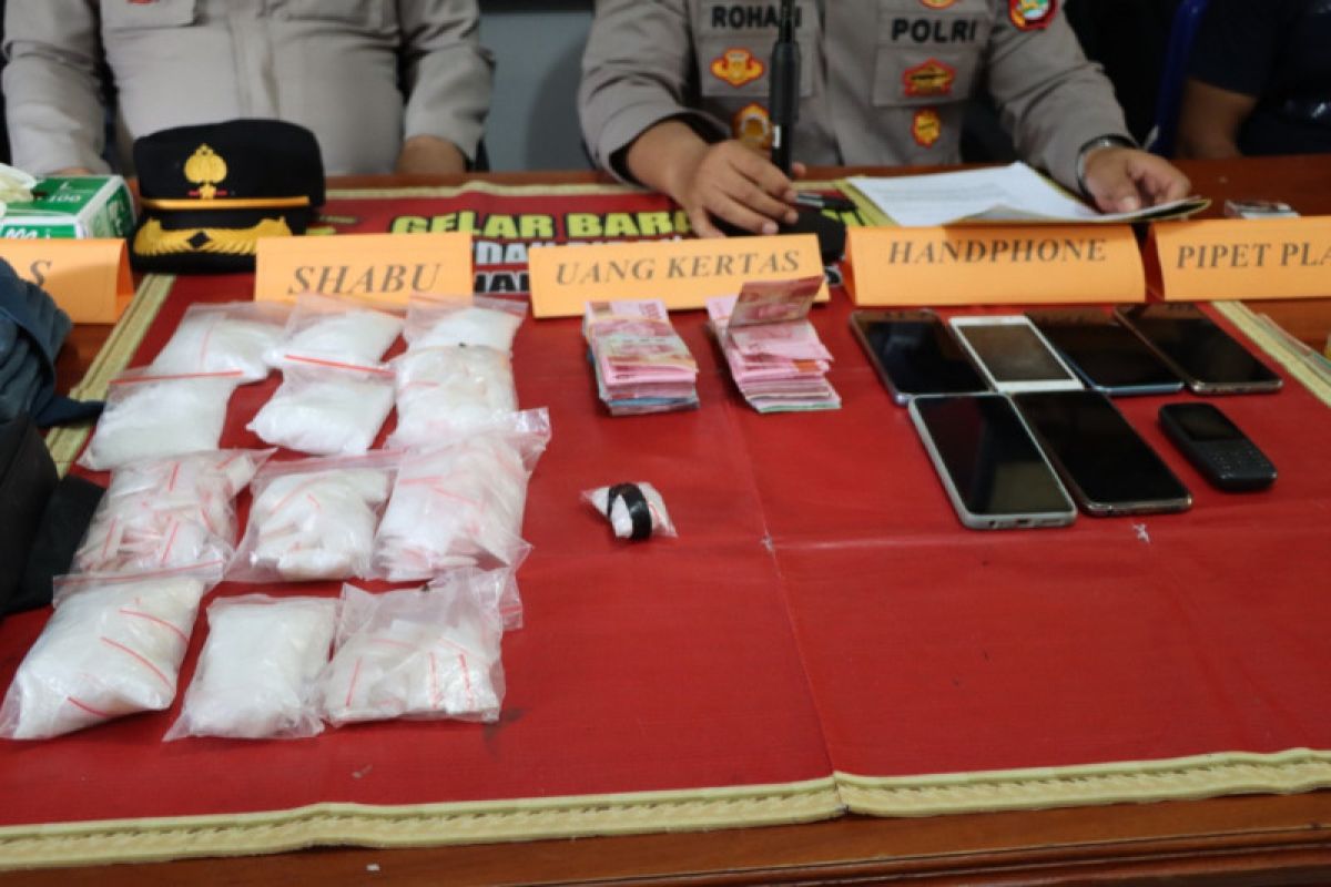 Penjualan 1,063 kilogram sabu di Bima digagalkan polisi, slip pengiriman uang Rp1,7 miliar ditemukan