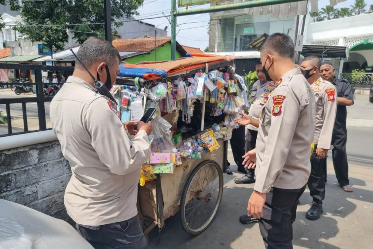 Polres Jaksel ganti uang penjual mainan yang dagangannya dicuri