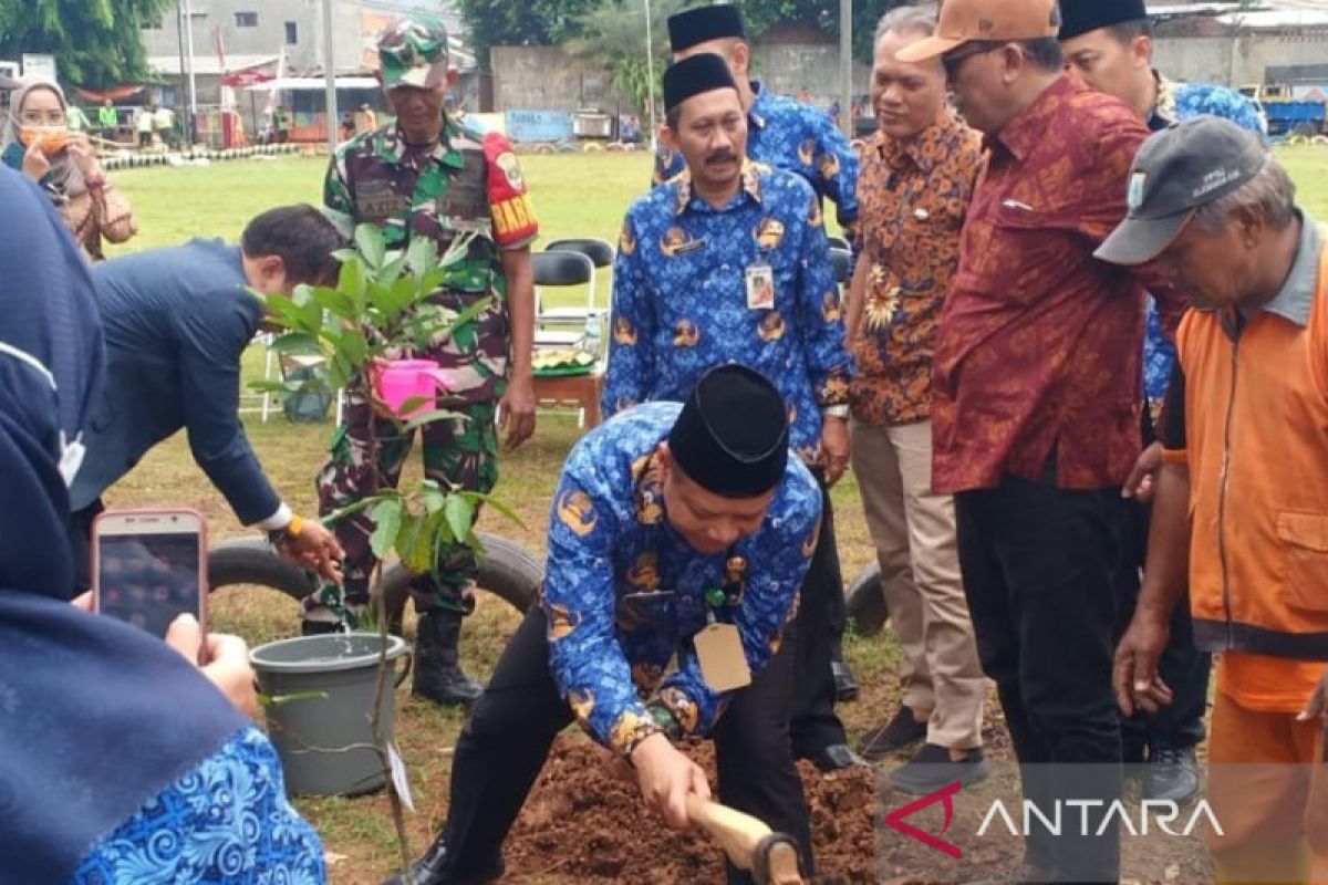 Jakarta Barat serahkan perawatan pohon ke warga