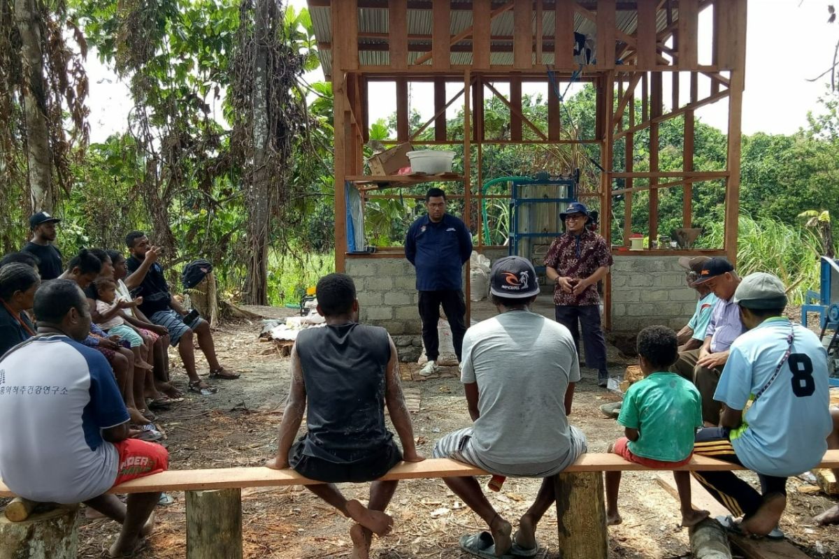 Unhas dan Universitas Papua beri pelatihan pengolahan sagu masyarakat distrik
