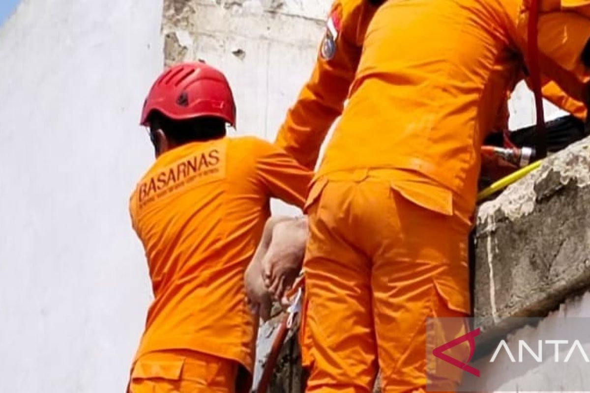 Basarnas evakuasi dua korban bangunan ambruk di Palembang