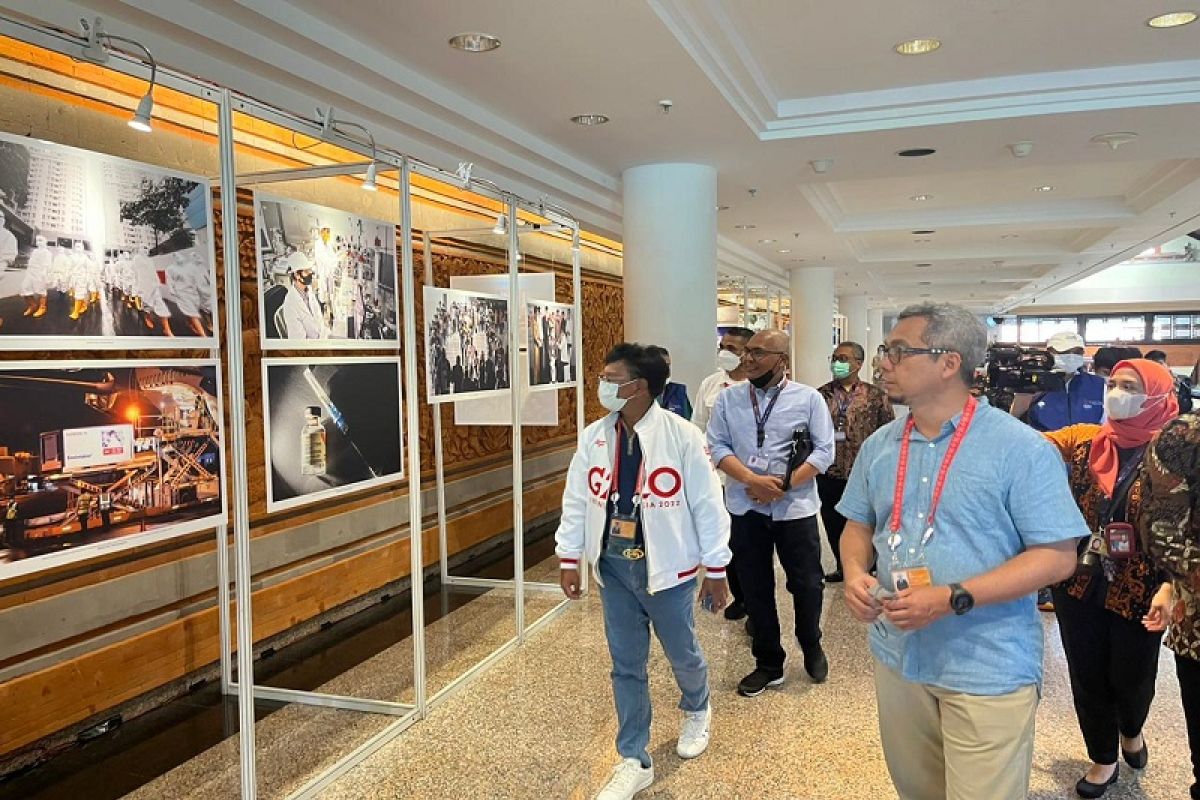Menkominfo dan Dirjen IKP tinjau pameran foto ANTARA di Media Center G20