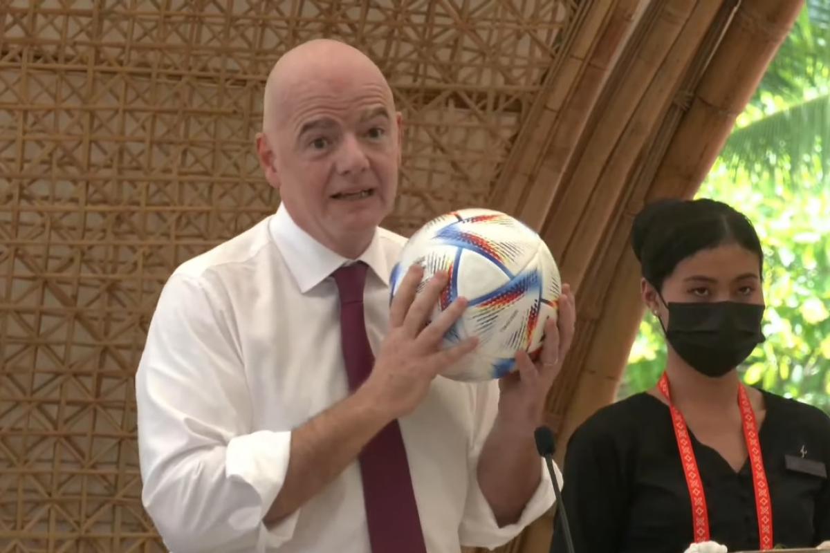 Makan siang dengan peserta KTT G20, Presiden FIFA bagikan bola resmi PD 2022