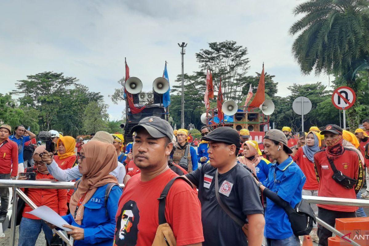 Buruh di Kabupaten Tangerang aksi menuntut kenaikan upah minimum