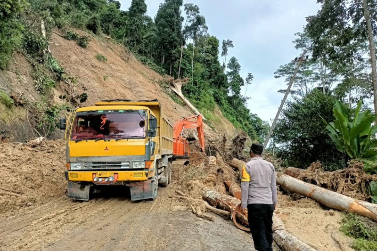Akibat longsor, akses ke Pemukiman Samar Kilang di Bener Meriah terputus