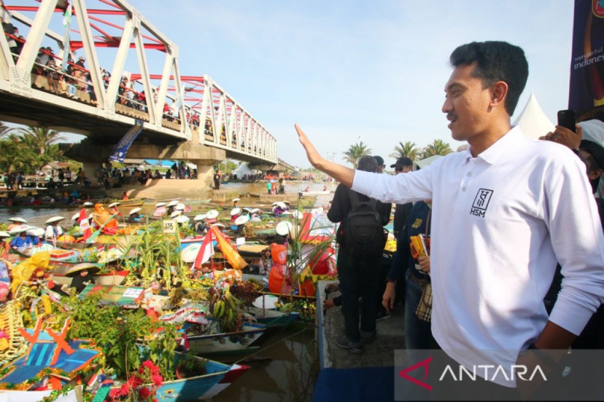 Galeri Foto - Bupati Saidi sapa pedagang Pasar Terapung Lok Baintan