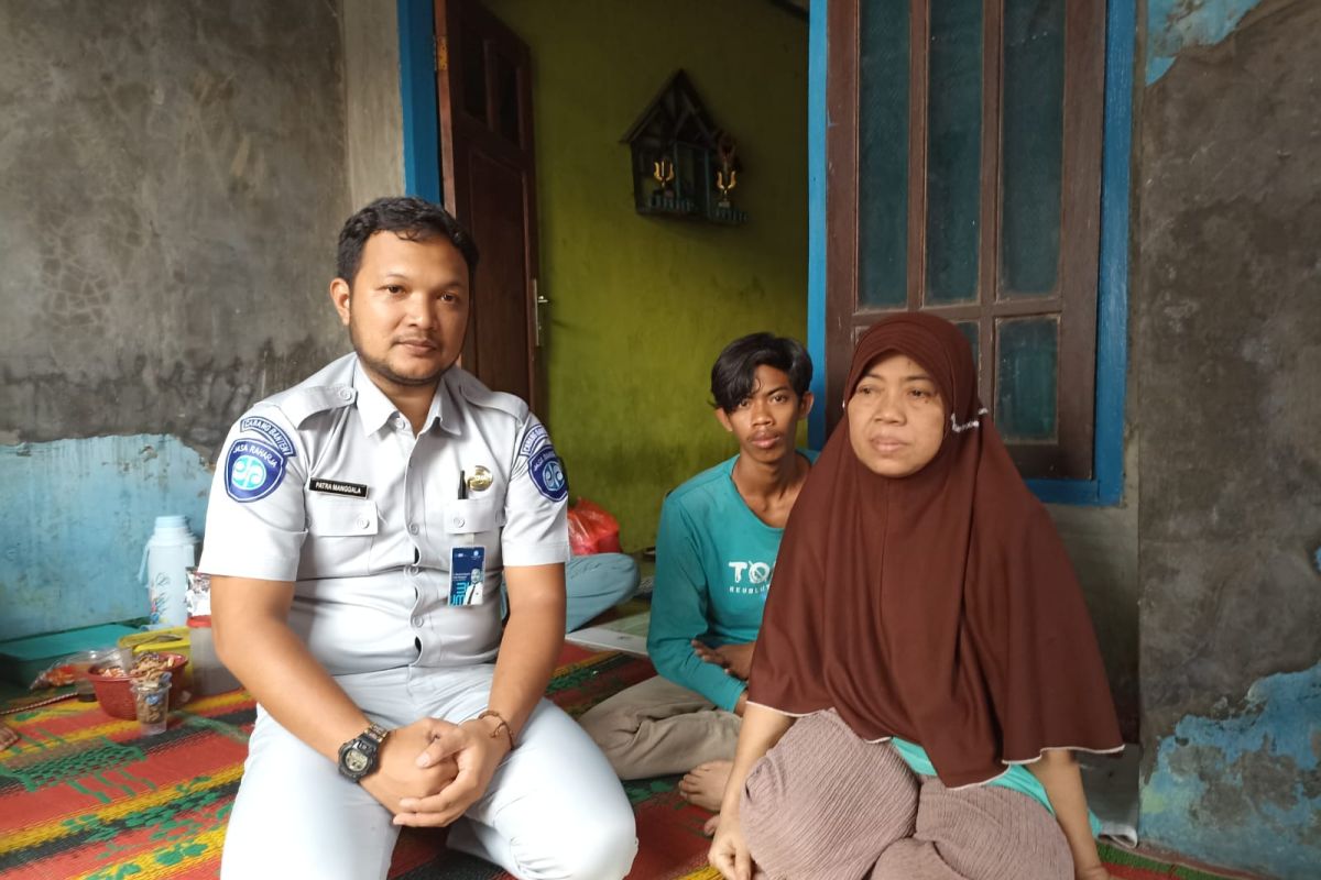 Jasa Raharja Banten Serahkan Santunan Kepada Istri Korban Kecelakaan Lalu Lintas di Desa Ciagel