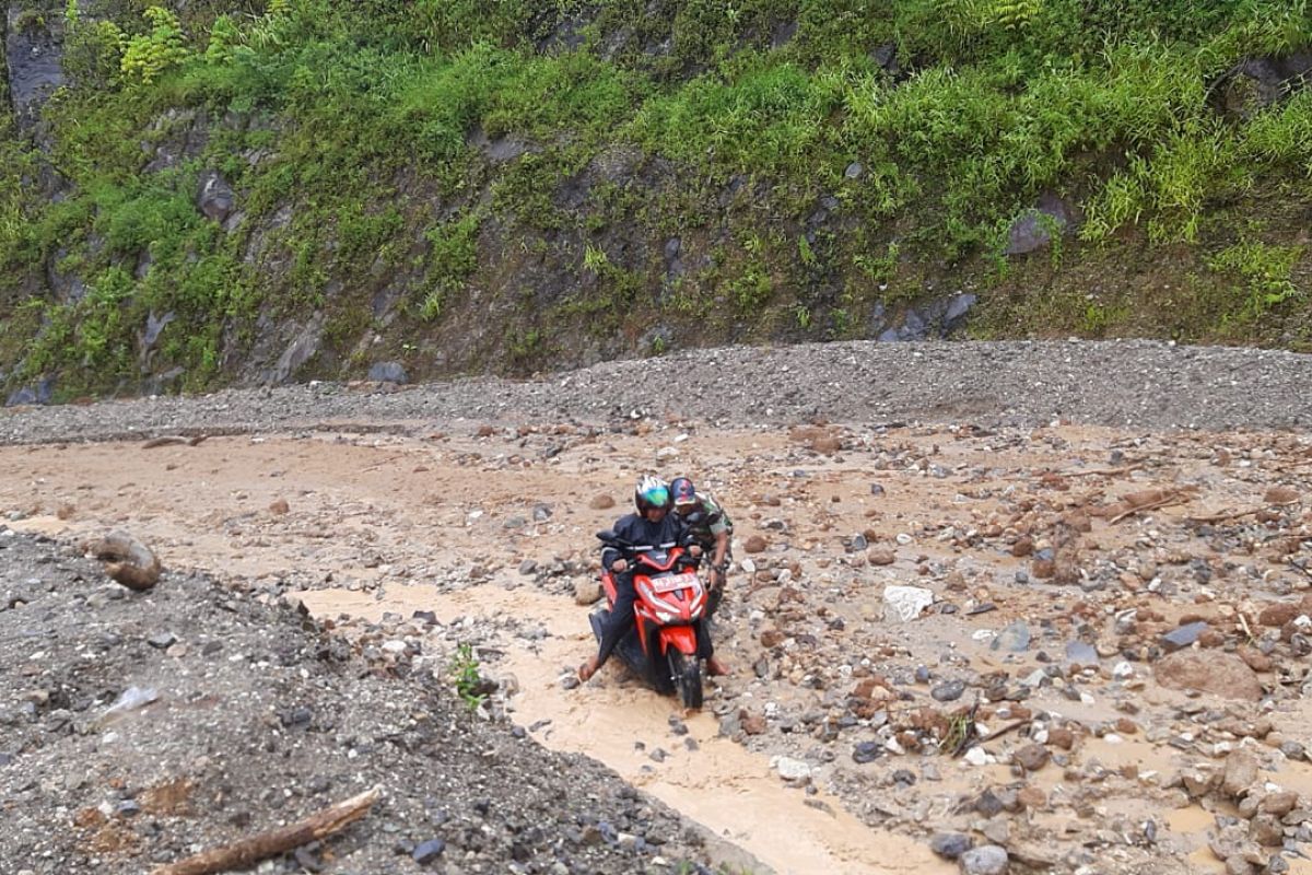 Hujan menyebabkan tanah longsor di Malalak, Kabupaten Agam Sumbar