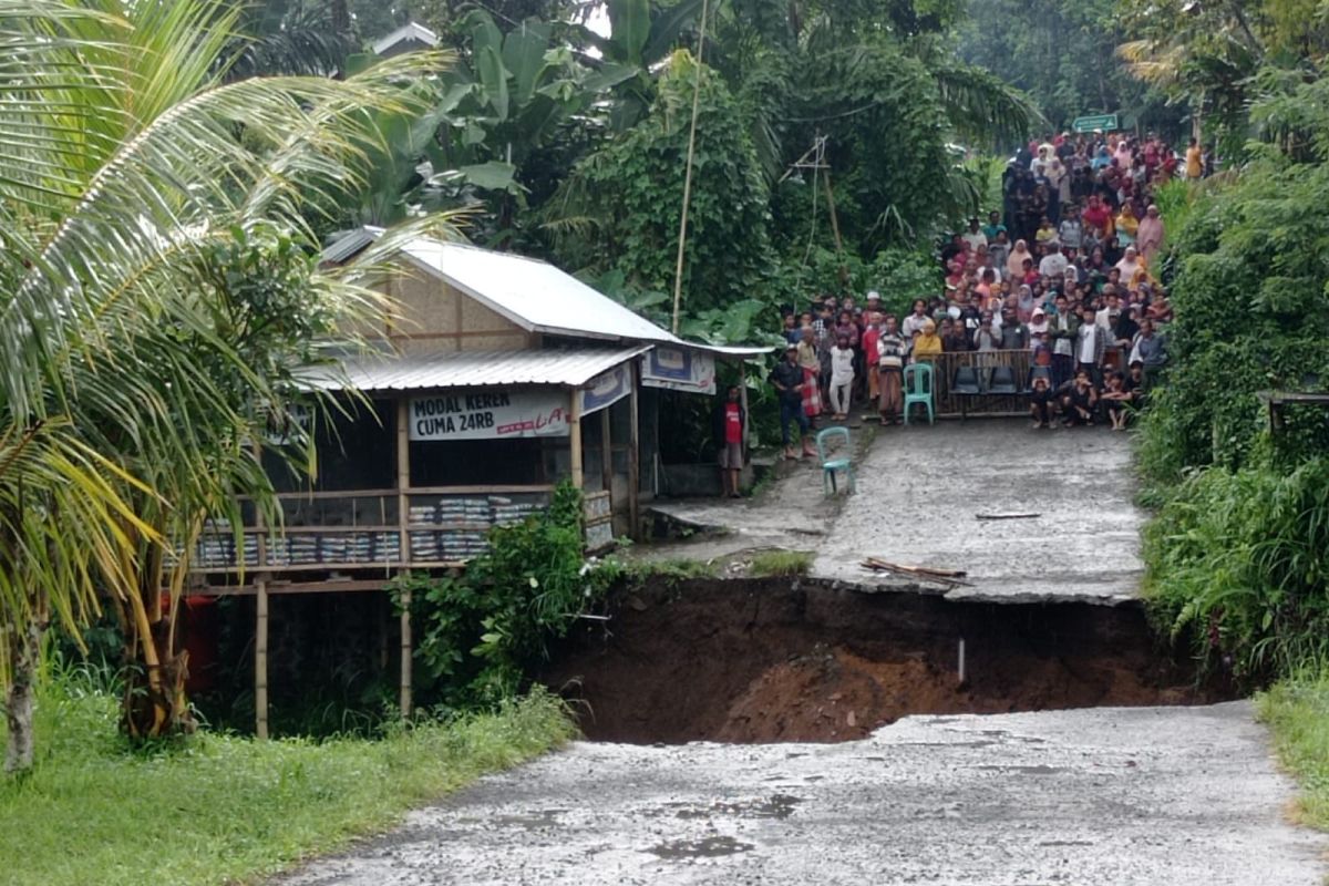 Tergerus longsor, jembatan menuju wisata Ulem-ulem di Tete Batu Lombok Timur putus