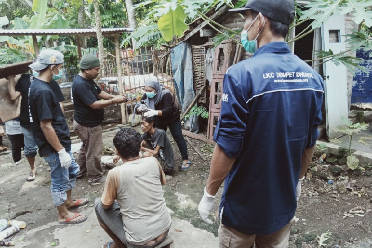 LKC Dompet Dhuafa Yogyakarta bersama Sapadifa beri perawatan dan makanan ke ODGJ