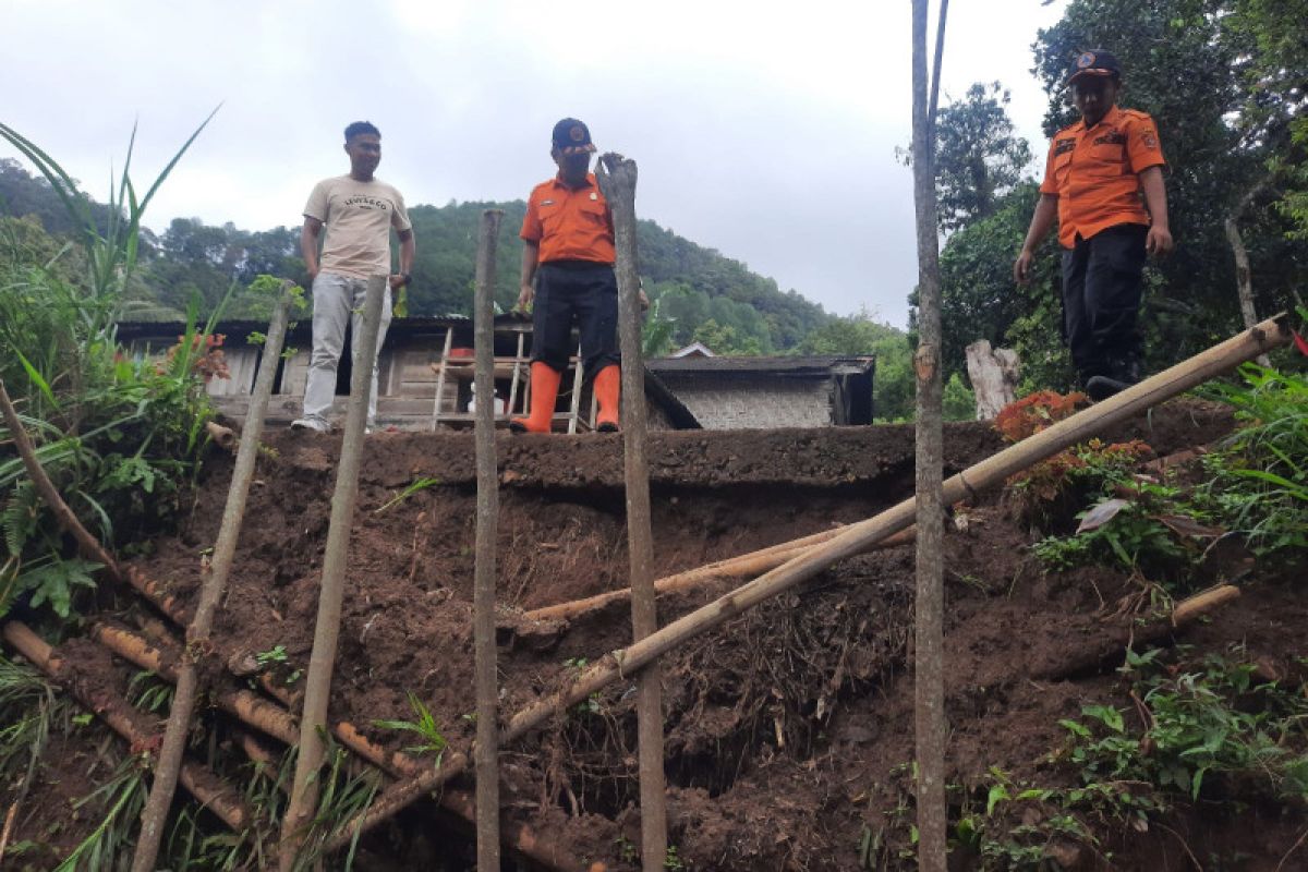 Jalan runtuh, 300 KK di Kabupaten Agam Sumatera Barat  terancam terisolir