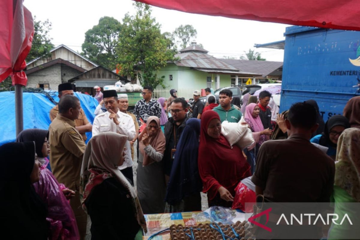 Upaya tekan inflasi, Pemkab Pasbar gelar bazar dan pasar murah bantu warga