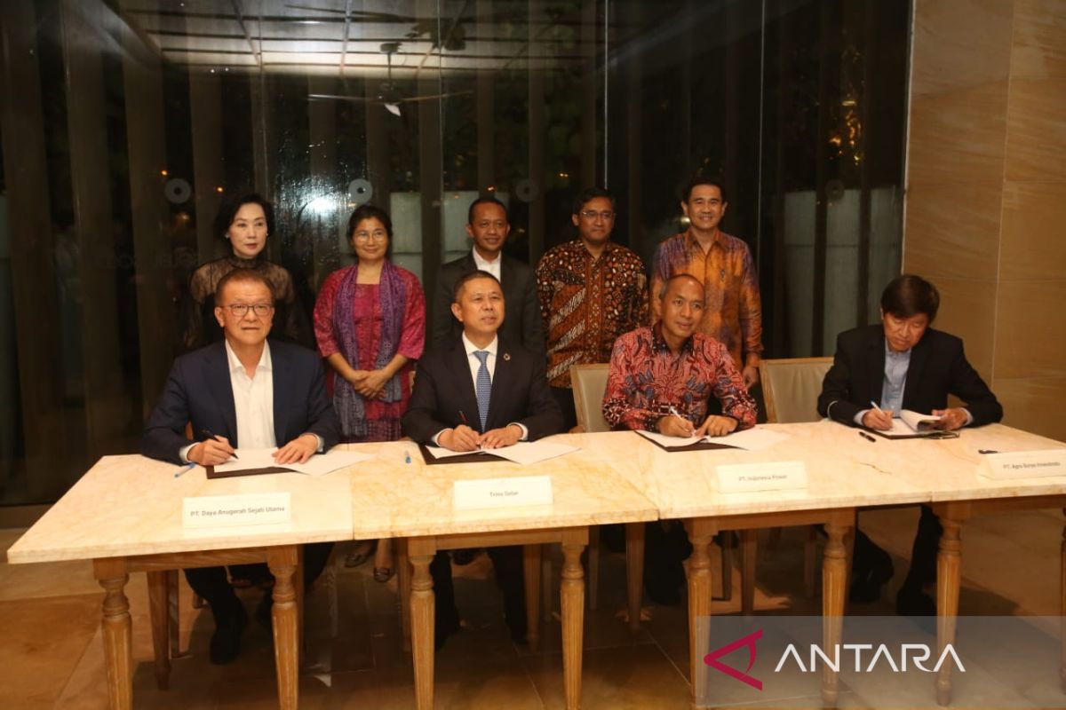 PLN gandeng 3 produsen PLTS bangun pabrik solar panel terbesar Asia Tenggara