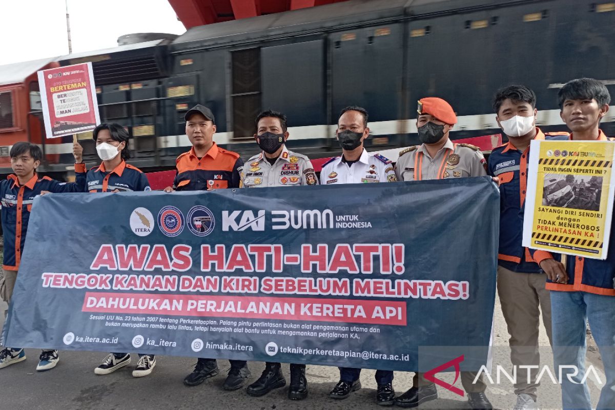 PT KAI Divre IV Tanjungkarang gandeng Itera gelar Kampanye Keselamatan di perlintasan sebidang