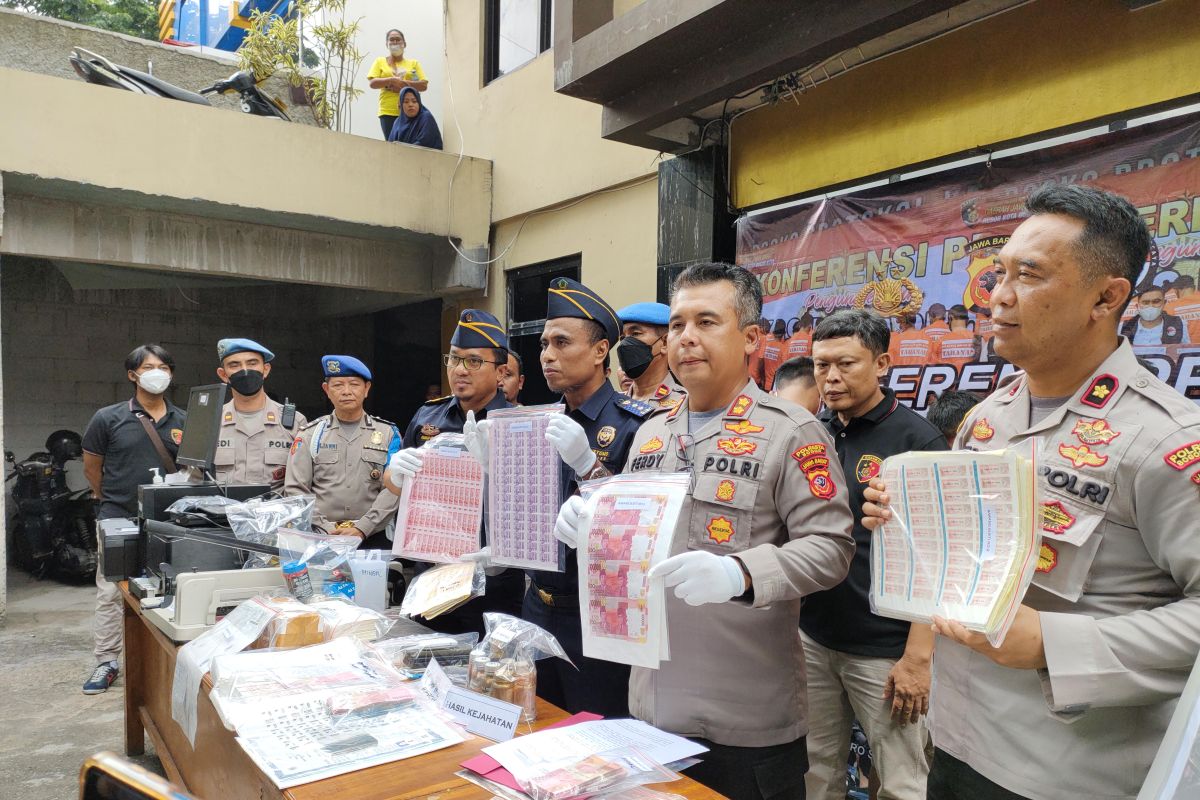 Polisi tangkap empat tersangka pengedar dan pembuat uang palsu di Bogor