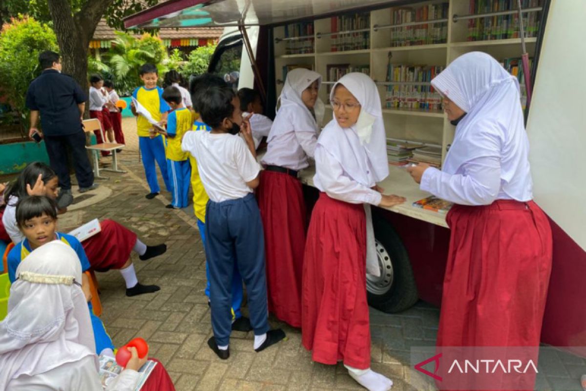SDN Bukit Duri 05 Jaksel jadwalkan siswa baca buku di perpustakaan