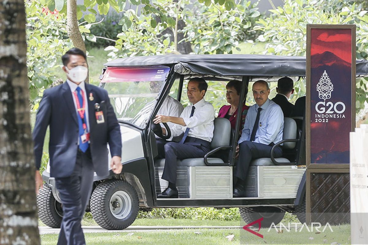 Jokowi kemudikan "buggy car" antar tamu KTT G20 makan siang