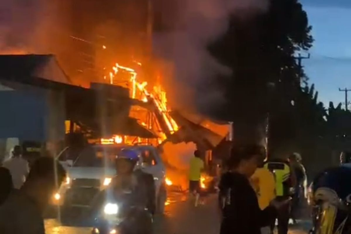 Kebakaran di Cibodas Sukabumi hanguskan sejumlah kios dan kendaraan