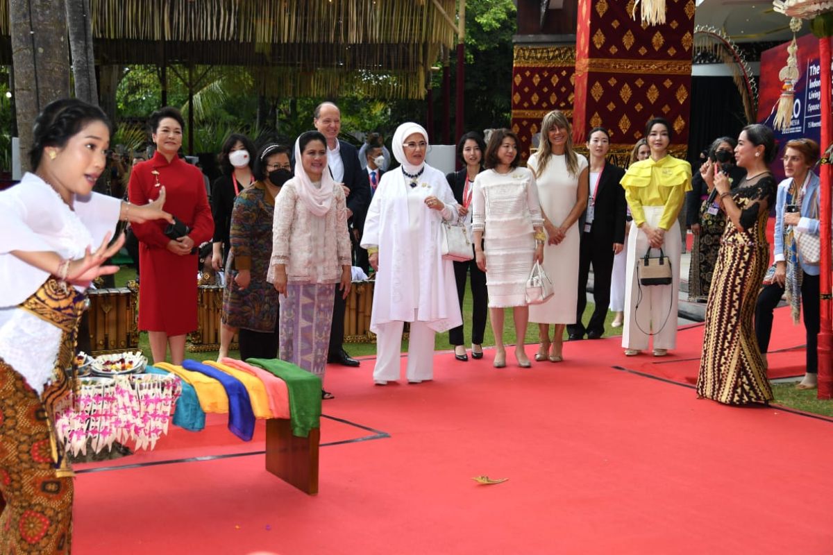 Ibu Iriana ajak pendamping pemimpin negara G20 lihat kearifan lokal