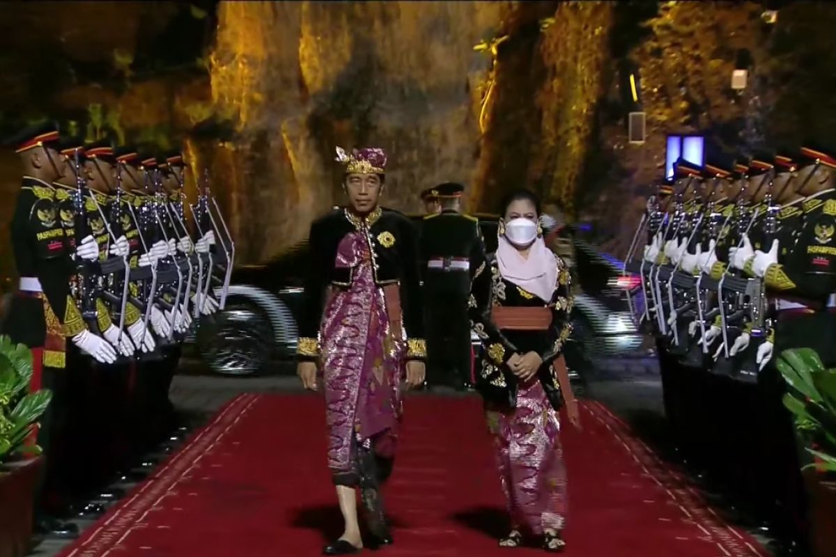 Jokowi-Iriana kenakan baju adat Bali dalam jamuan makan malam G20 di GWK
