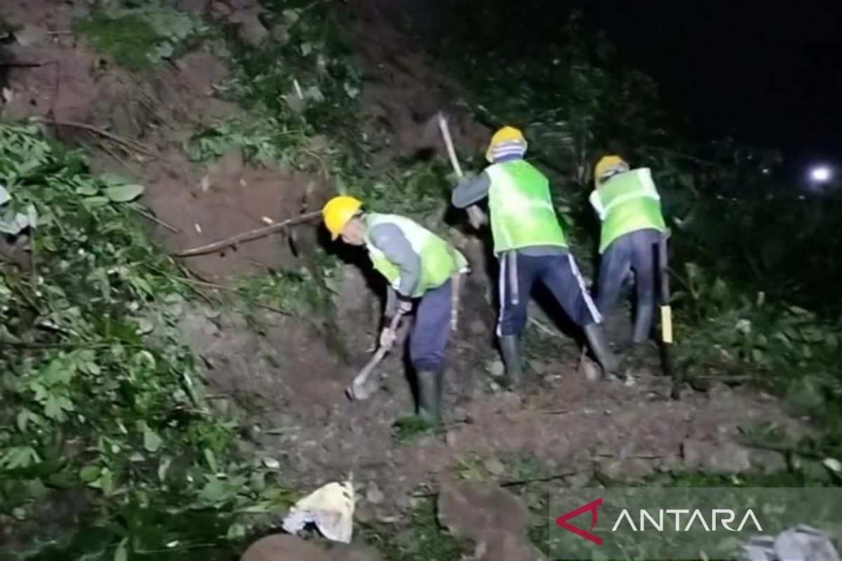 Petugas buka kembali jalur Bandung-Cianjur tertutup longsor